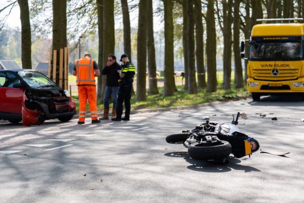 Motorrijder gewond na harde botsing op Middachterallee in Ellecom Foto: Persbureau Heitink