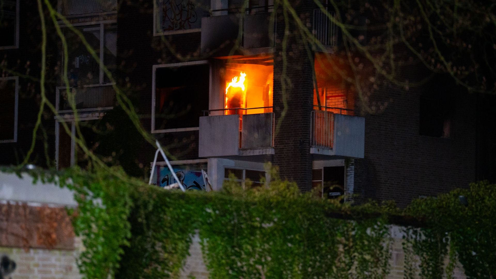 Brandstichting in spookpand: vuur laait op in leegstaand Rhederhof