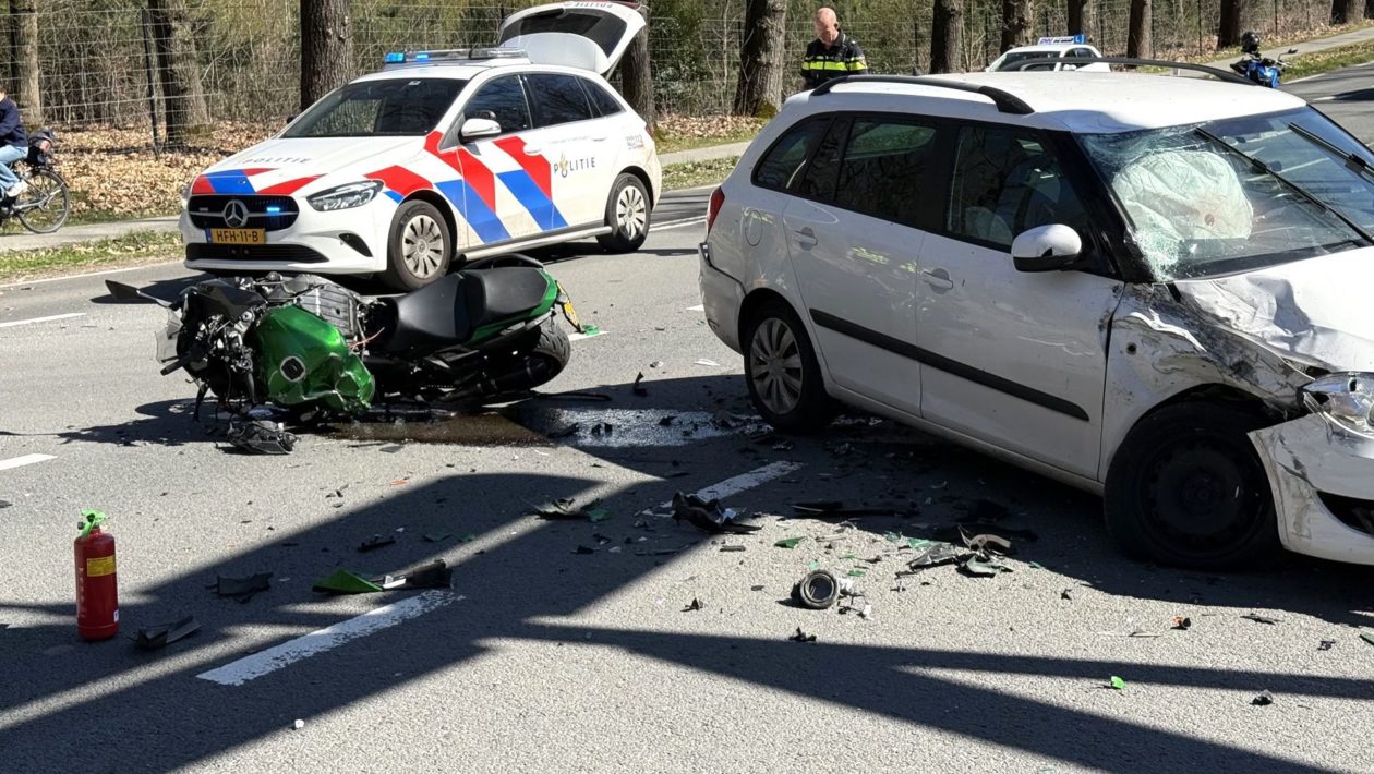 Motorrijder raakt zwaargewond bij ongeluk in Rozendaal en met spoed naar ziekenhuis Foto: Martin Slijper