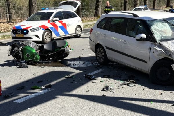 Motorrijder raakt zwaargewond bij ongeluk in Rozendaal en met spoed naar ziekenhuis Foto: Martin Slijper