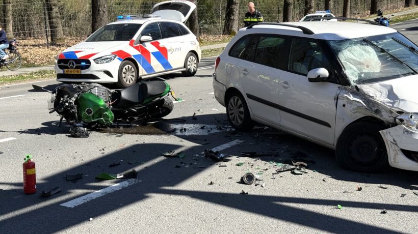 Motorrijder raakt zwaargewond bij ongeluk in Rozendaal en met spoed naar ziekenhuis Foto: Martin Slijper