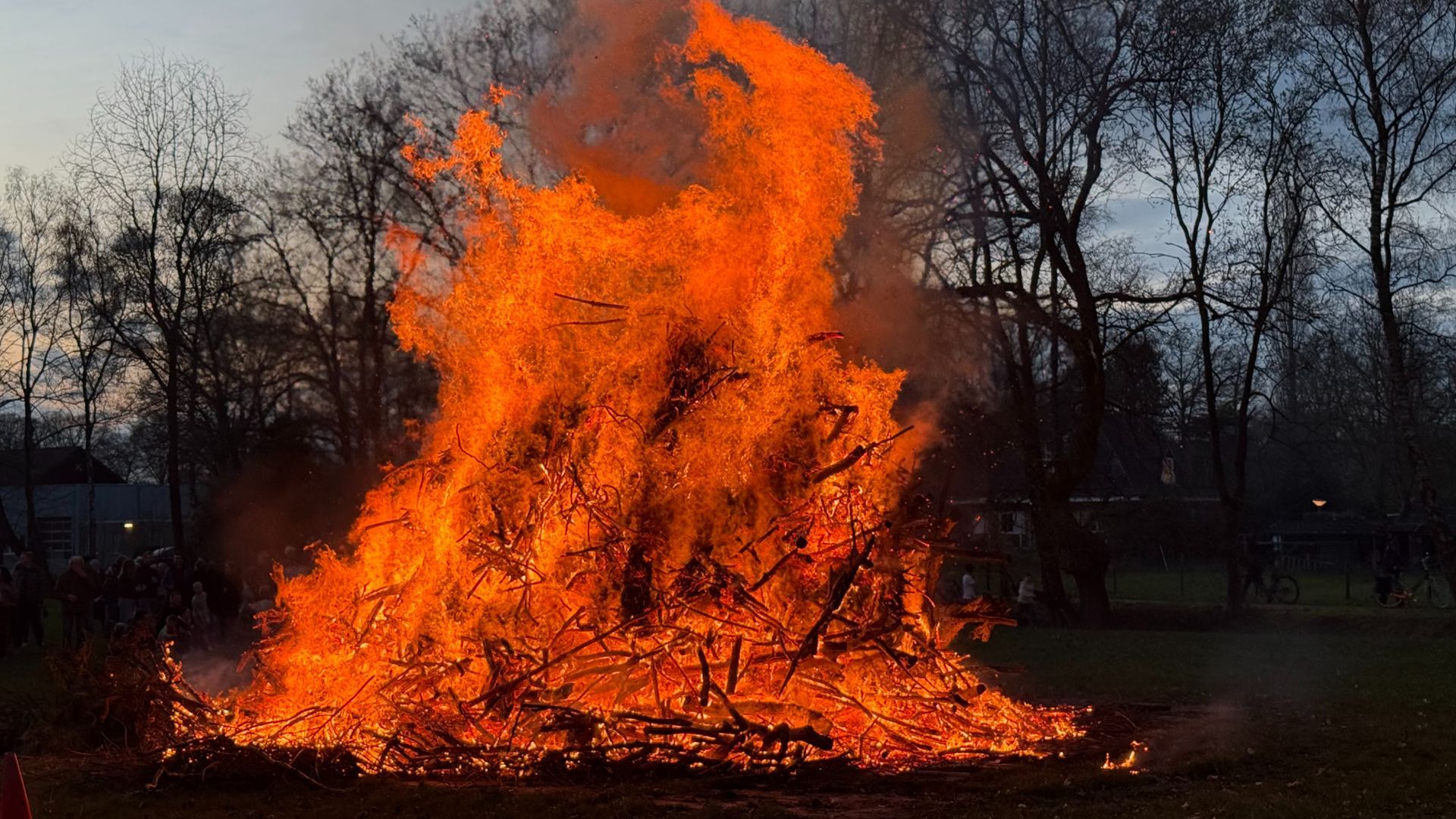 Paasvuur Laag-Soeren, bekijk hier de beelden