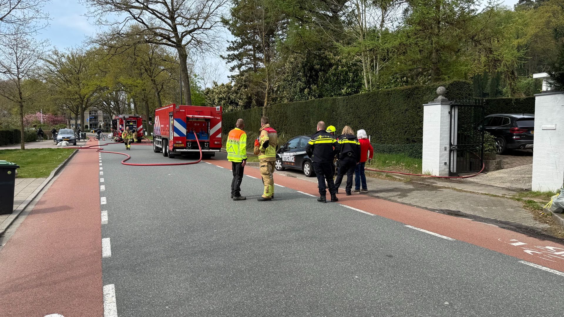 Coniferenhaag in lichterlaaie, weg volledig dicht in Velp