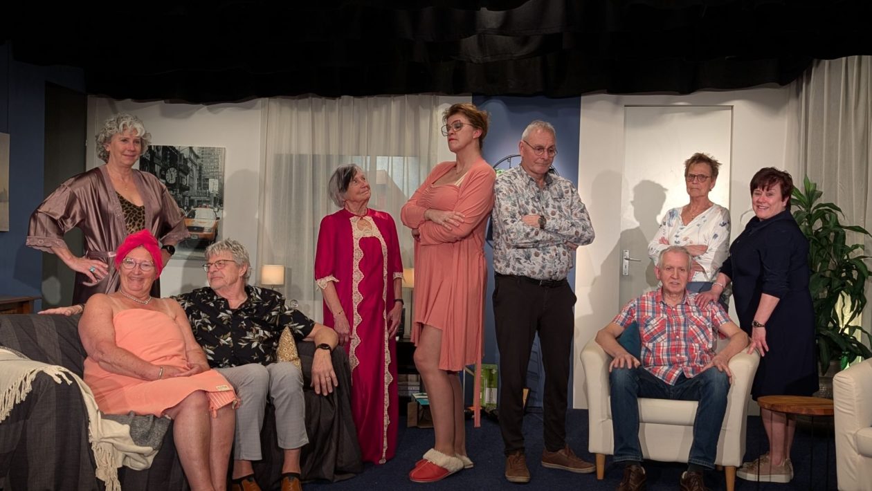 Chaos op het toneel bij De Rhederijckers Foto: Astrid Thijsen-Boeklagen