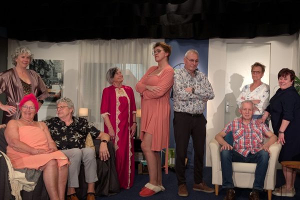 Chaos op het toneel bij De Rhederijckers Foto: Astrid Thijsen-Boeklagen