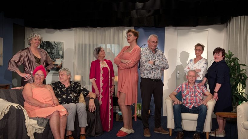 Chaos op het toneel bij De Rhederijckers Foto: Astrid Thijsen-Boeklagen