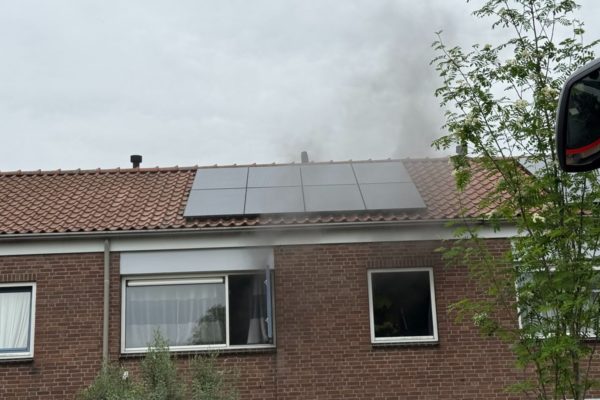 Woning in Velp binnen zwaar beschadigd na keukenbrand Foto: Studio Rheden