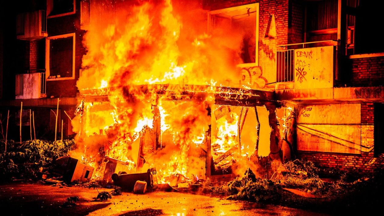 Opnieuw grote brand bij leegstaand Rhederhof in Rheden Foto: Persbureau Heitink