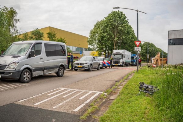 Fietser meters door lucht geslingerd Foto: Persbureau Heitink