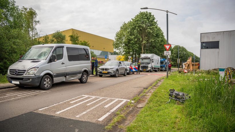 Fietser meters door lucht geslingerd Foto: Persbureau Heitink