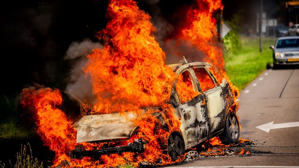 Heftige autobrand zorgt voor verkeerschaos Dieren Foto: Persbureau Heitink