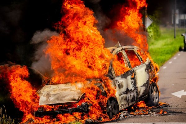 Heftige autobrand zorgt voor verkeerschaos Dieren Foto: Persbureau Heitink