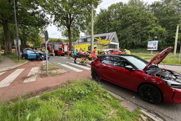 Auto botst op voertuig en knalt tegen trolleymast in Velp