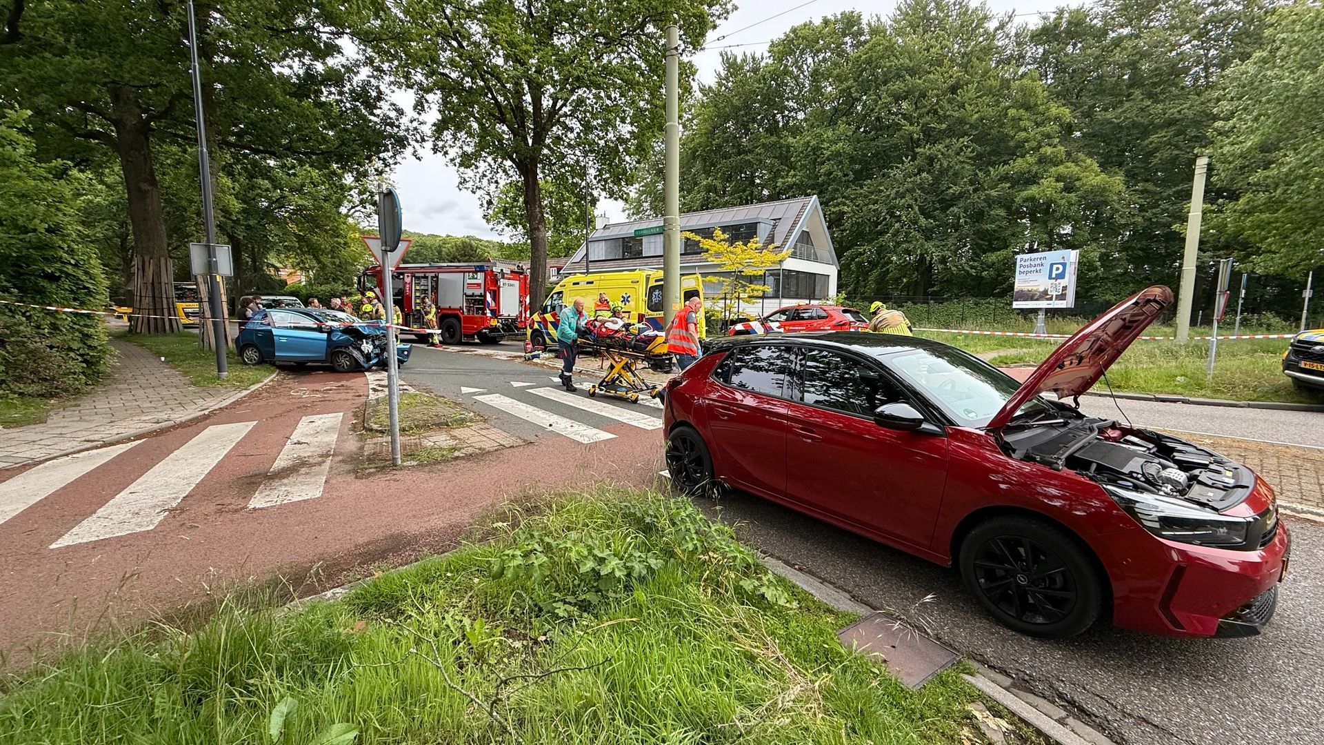 Auto botst op voertuig en knalt tegen trolleymast in Velp, één gewonde