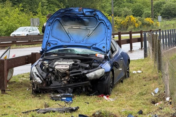 Auto volledig vernield in Ellecom Foto: Martin Slijper