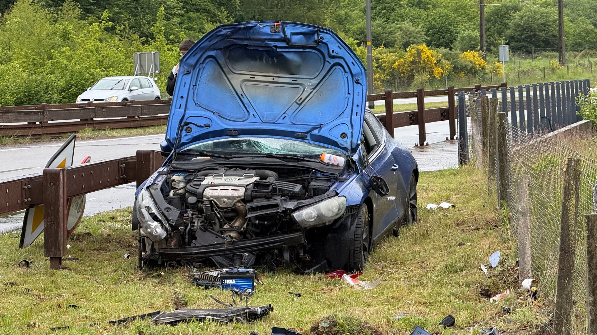 Auto volledig vernield na harde klapper op N348 bij Dieren