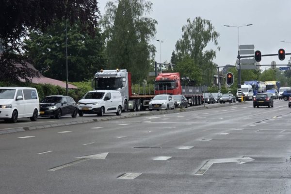 Auto meters meegesleept door vrachtwagen op drukke N348 in Dieren Foto: Persbureau Heitink