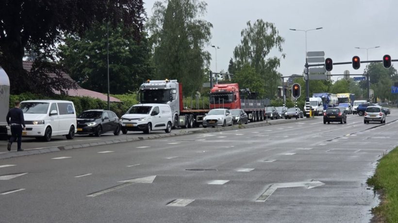Auto meters meegesleept door vrachtwagen op drukke N348 in Dieren Foto: Persbureau Heitink