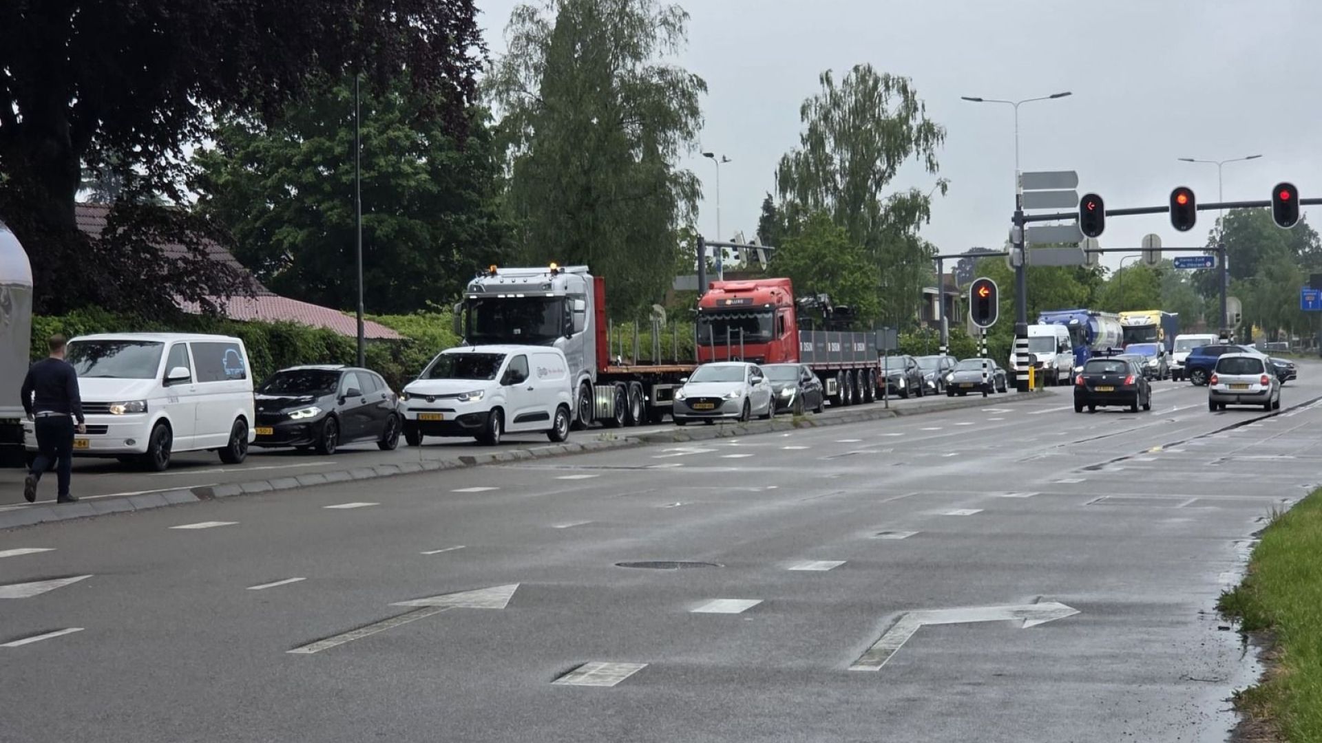 Auto meters meegesleept door vrachtwagen op drukke N348 in Dieren