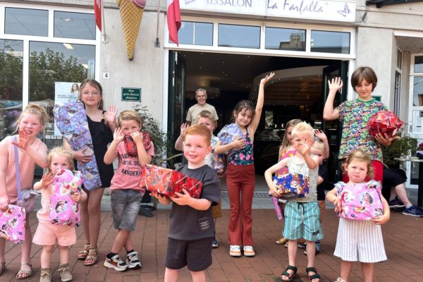 Prijswinnaars Straattekenwedstrijd Koningsdag gehuldigd in Velp Foto: Velp voor Oranje