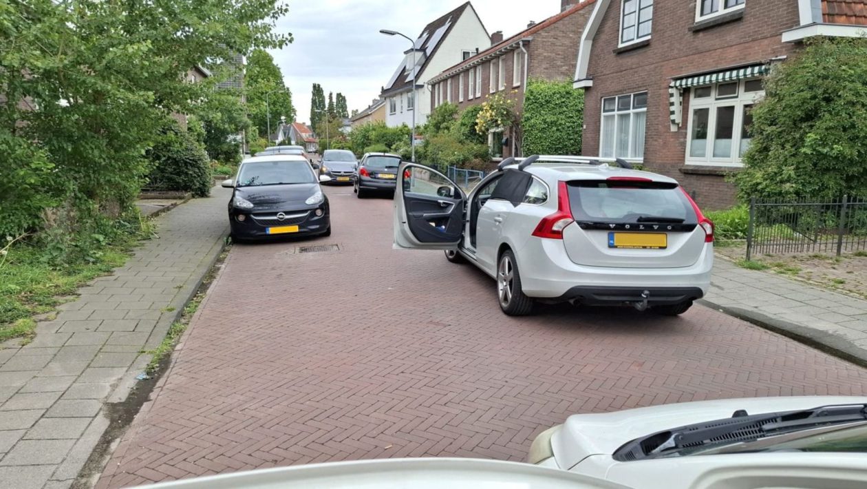 Koppige automobilisten zorgen voor bizarre patstelling in Velp: straat 45 minuten muurvast Foto: Studio Rheden