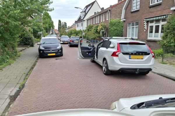 Koppige automobilisten zorgen voor bizarre patstelling in Velp: straat 45 minuten muurvast Foto: Studio Rheden