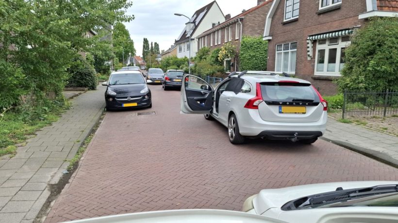 Koppige automobilisten zorgen voor bizarre patstelling in Velp: straat 45 minuten muurvast Foto: Studio Rheden