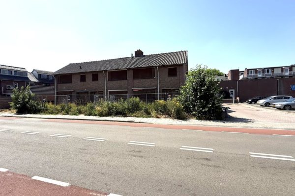 Sloop van leegstaande woningen naast Albert Heijn in Rheden begint na ruim vijf jaar Foto: Martin Slijper