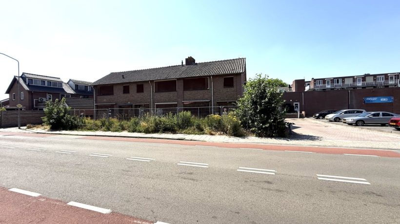 Sloop van leegstaande woningen naast Albert Heijn in Rheden begint na ruim vijf jaar Foto: Martin Slijper