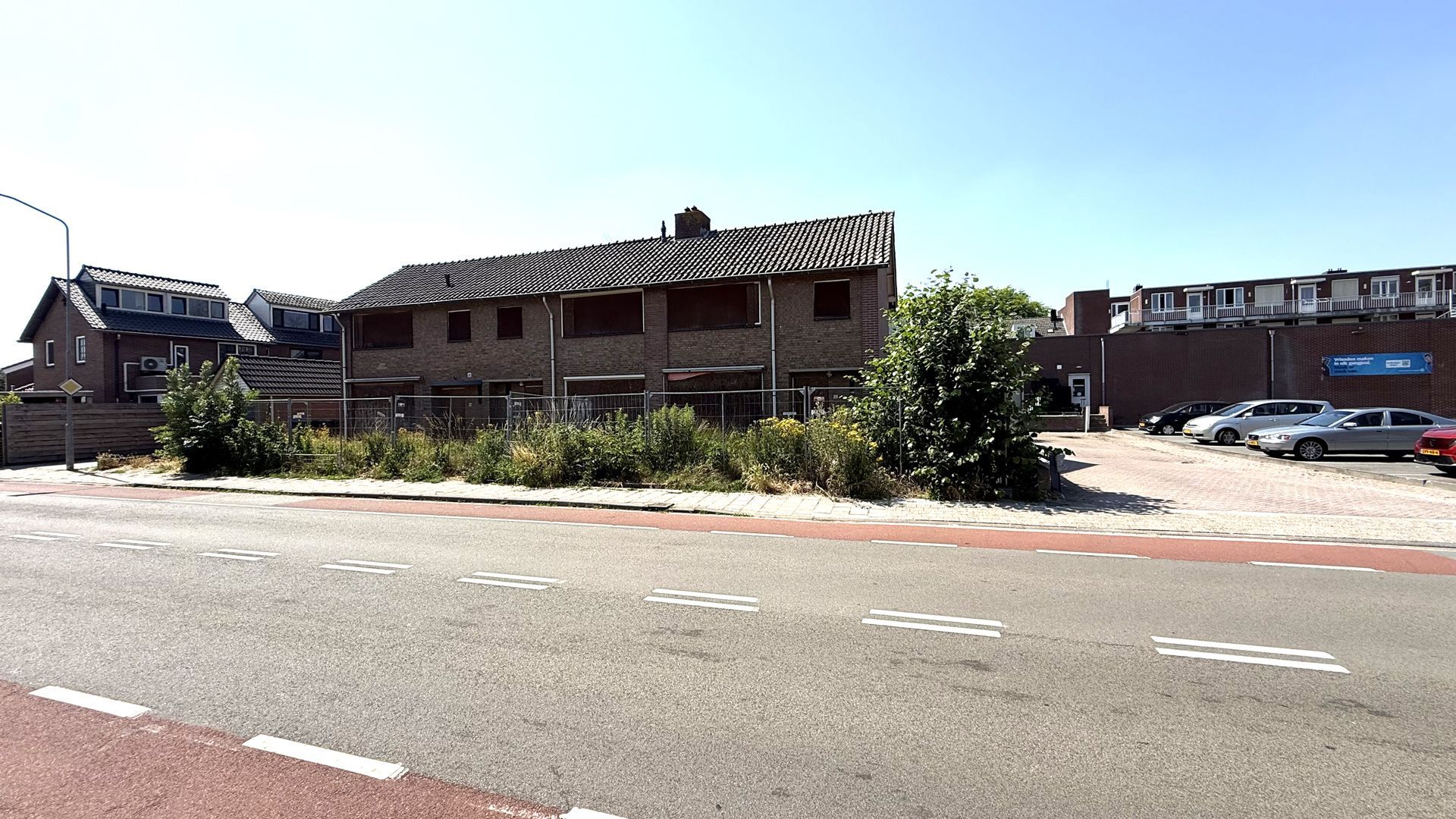 Sloop van leegstaande woningen naast Albert Heijn in Rheden begint na ruim vijf jaar