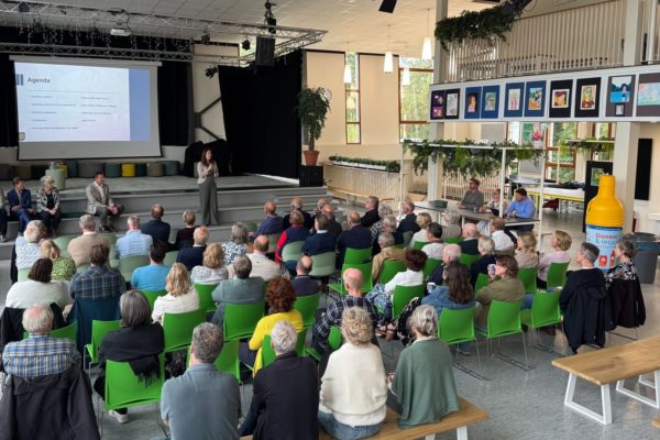Zo'n 70 inwoners zijn aanwezig bij de inwonersbijeenkomst. Foto: Omroep Gelderland