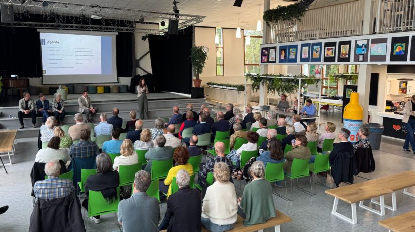 Zo'n 70 inwoners zijn aanwezig bij de inwonersbijeenkomst. Foto: Omroep Gelderland