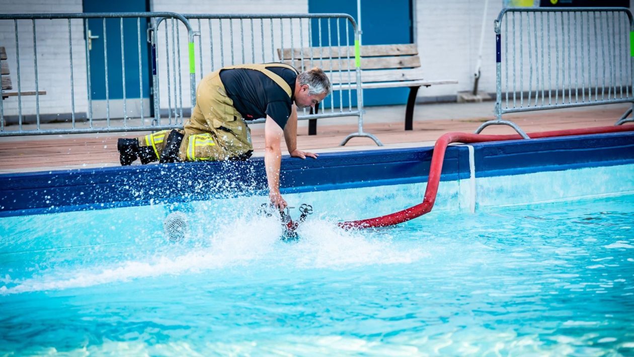 Zwemplezier van duizenden kinderen snel terug dankzij hulp brandweer Foto: Persbureau Heitink