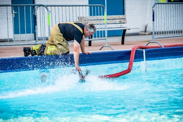 Zwemplezier van duizenden kinderen snel terug dankzij hulp brandweer Foto: Persbureau Heitink