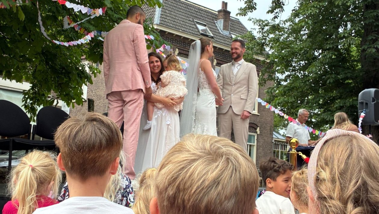Onder toeziend oog van alle kinderen gaven de koppels nogmaals het jawoord Foto: Omroep Gelderland