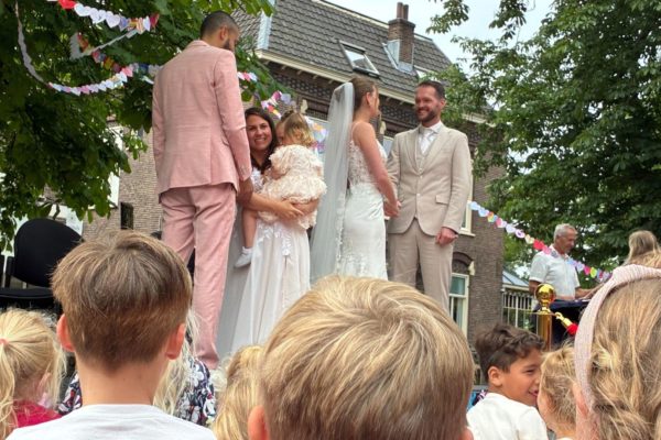 Onder toeziend oog van alle kinderen gaven de koppels nogmaals het jawoord Foto: Omroep Gelderland