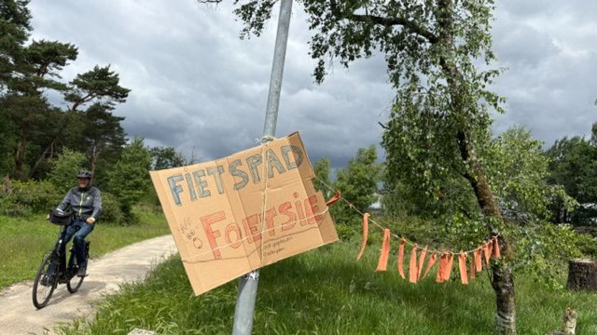 Laatste protest vóór afsluiting Rozendaalse Veld: parkeerplaatsen verdwijnen, bomen gaan tegen de vl