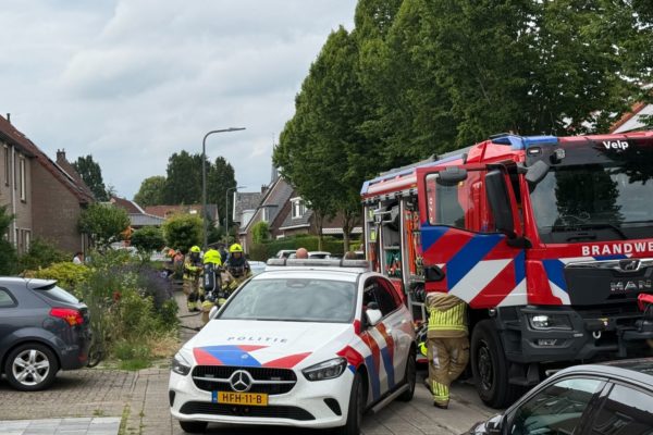 Brand in woning aan Merwedestraat trekt veel bekijks Foto: Martin Slijper