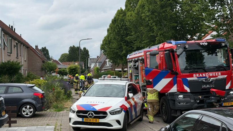 Brand in woning aan Merwedestraat trekt veel bekijks Foto: Martin Slijper