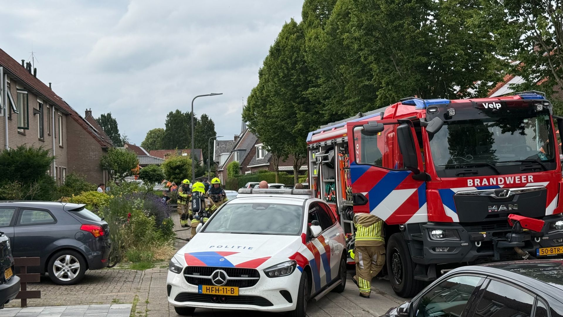 Brand in woning aan Merwedestraat trekt veel bekijks