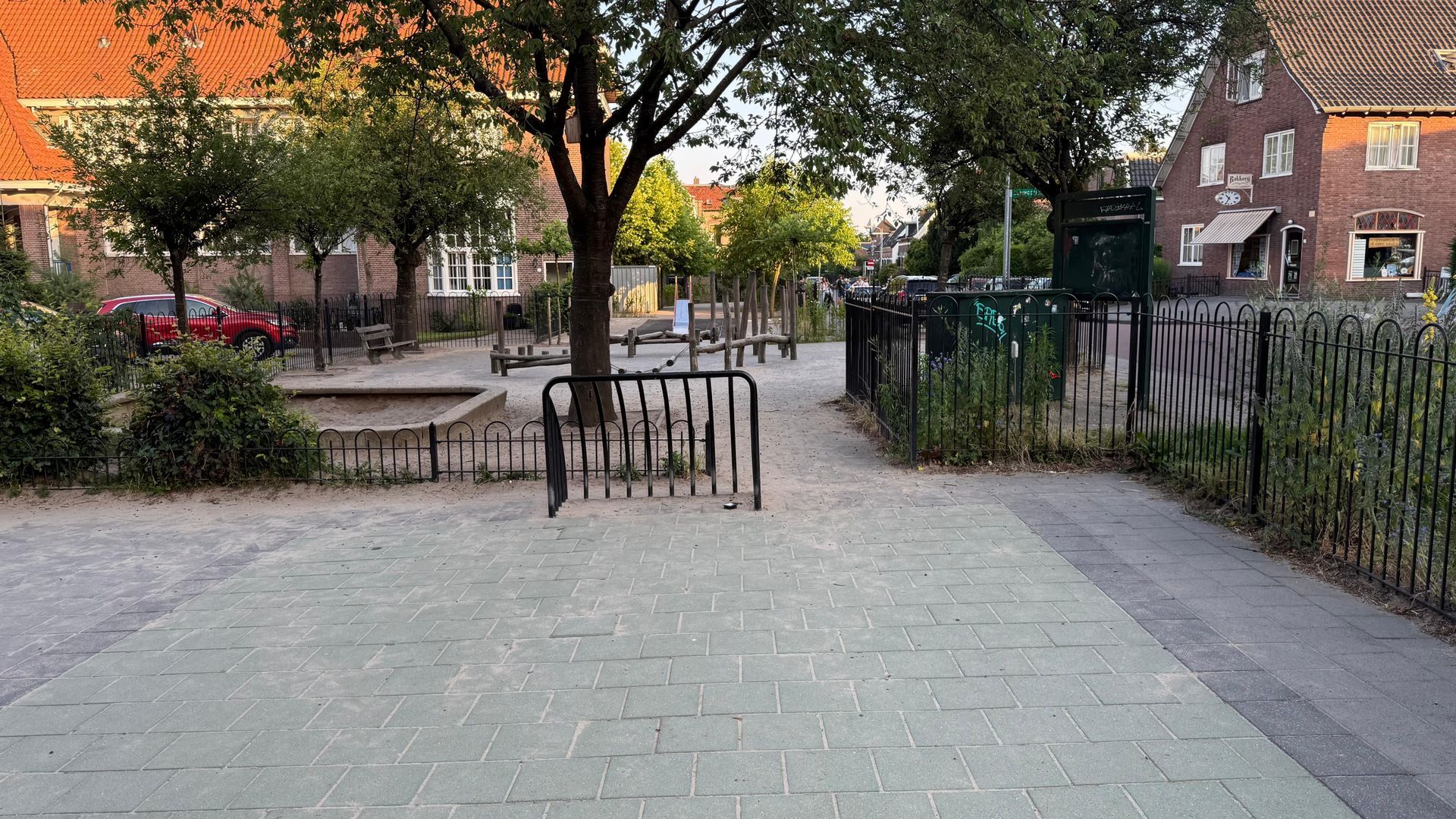 Paniek op schoolplein: meisje muurvast in voetbaldoel, brandweer moet ingrijpen