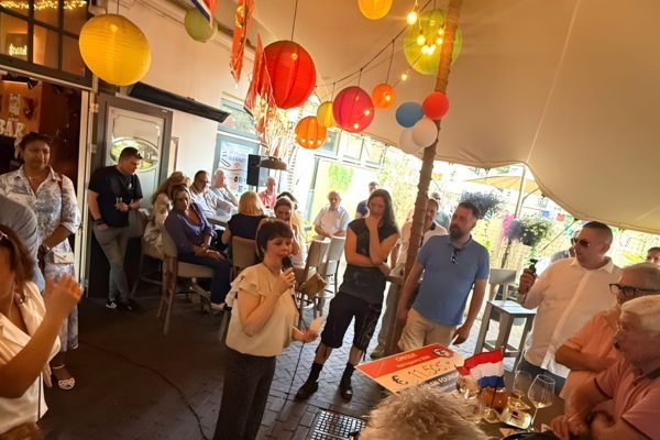 Voorzitter Fabian Foundation Margot Naber spreekt een dankwoord uit Foto: Café 't Pintje