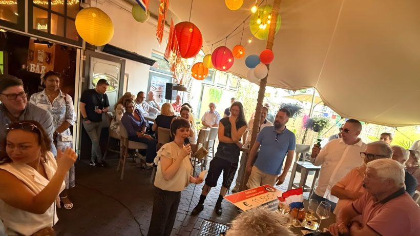 Voorzitter Fabian Foundation Margot Naber spreekt een dankwoord uit Foto: Café 't Pintje