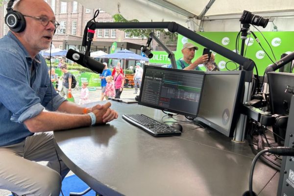 Carol van Eert in de radiostudio van Omroep Gelderland. Foto: Omroep Gelderland