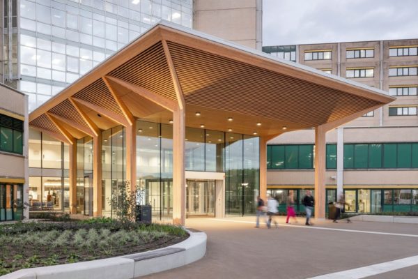 Zo gaat de entree van het nieuwe ziekenhuis eruit zien. Foto: Rijnstate Ziekenhuis