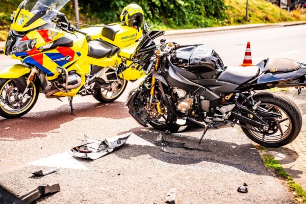 Motorrijder naar ziekenhuis Foto: Persbureau Heitink