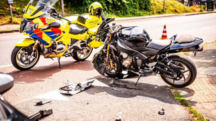 Motorrijder naar ziekenhuis Foto: Persbureau Heitink