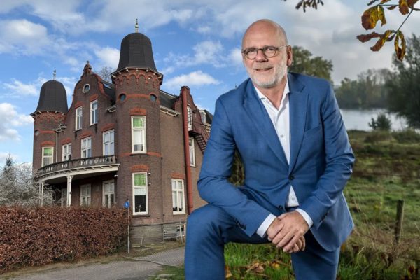 Het pand waar Derman Zorg zat en burgemeester Carol van Eert. Foto: Martin Slijper via Studio Rheden / Gemeente Rheden