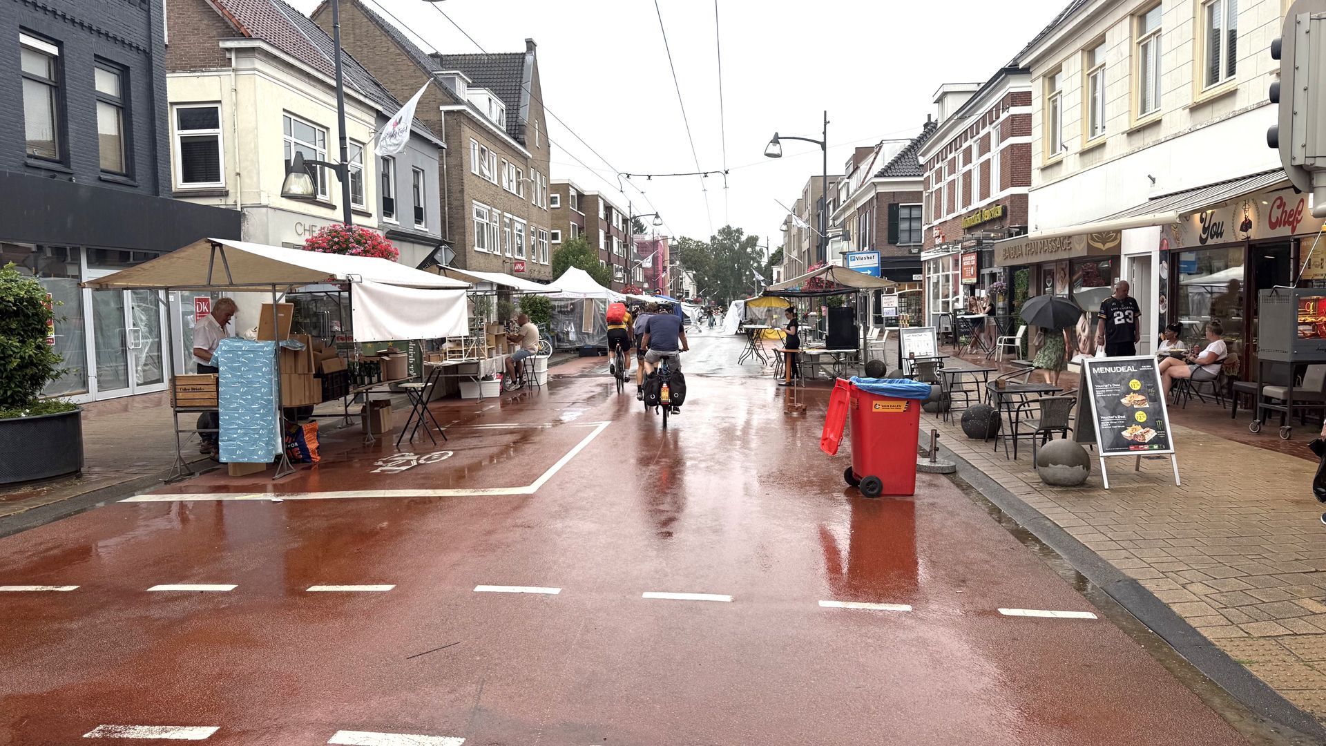 Weinig bezoekers en lege plekken tijdens eerste Velleper Donderdag, standhouders pakken eerder in