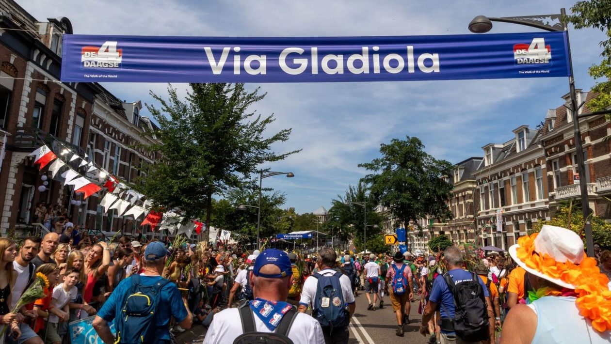 Ingezonden: Gemeentehuis of clubhuis? Foto: Vierdaagse Nijmegen Via Gladiola / Rheden